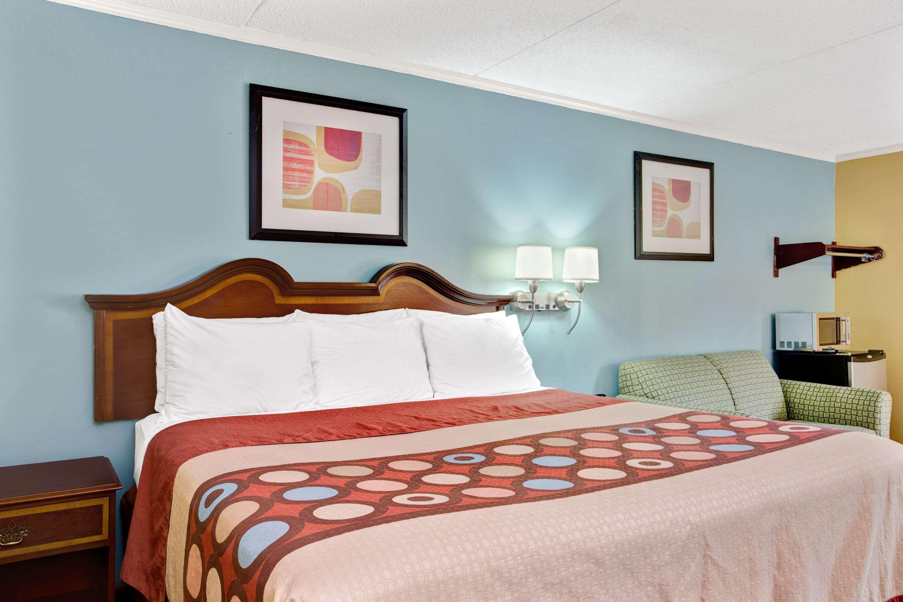 Super 8 Downtown Motel 2*