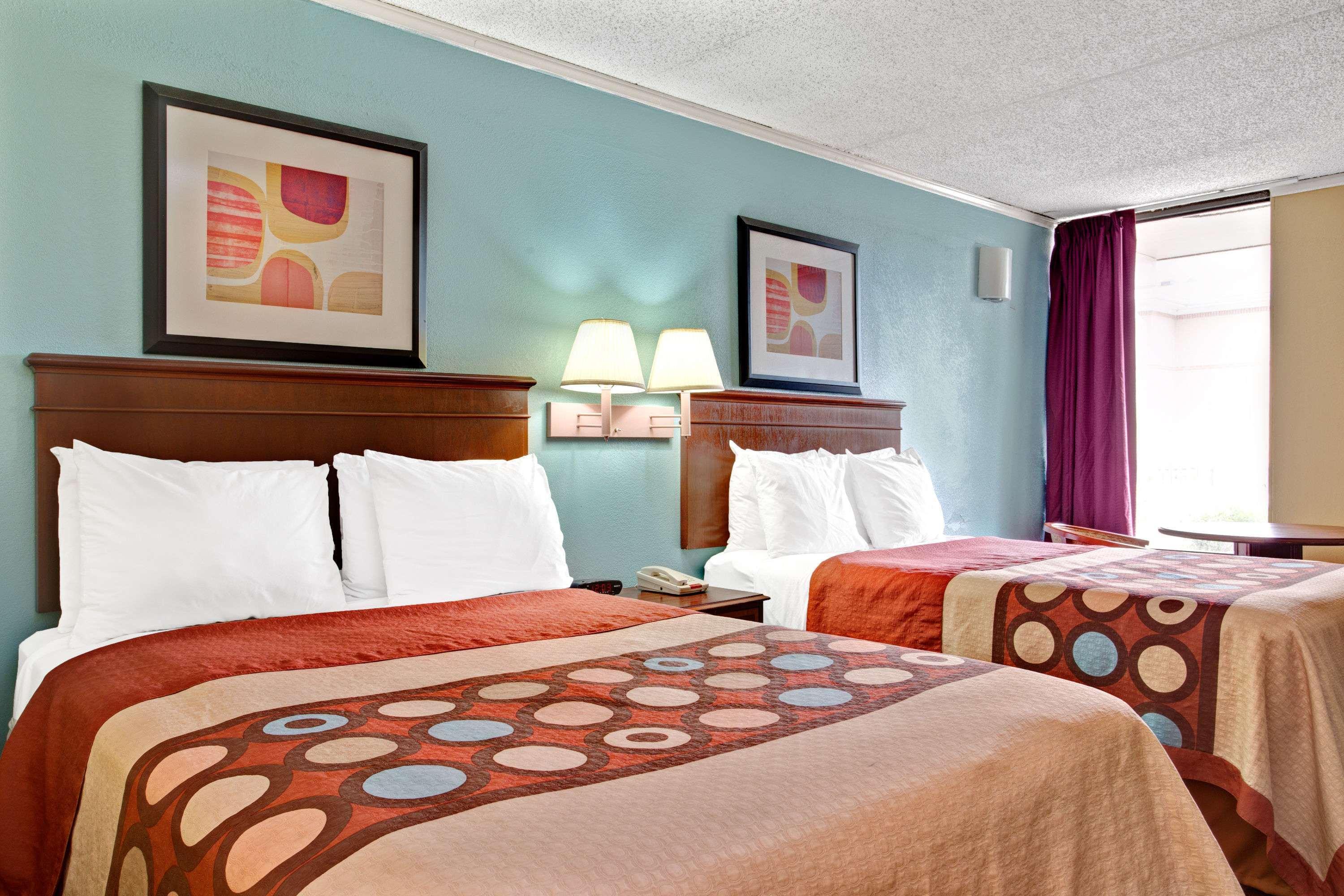Super 8 Downtown 2*
