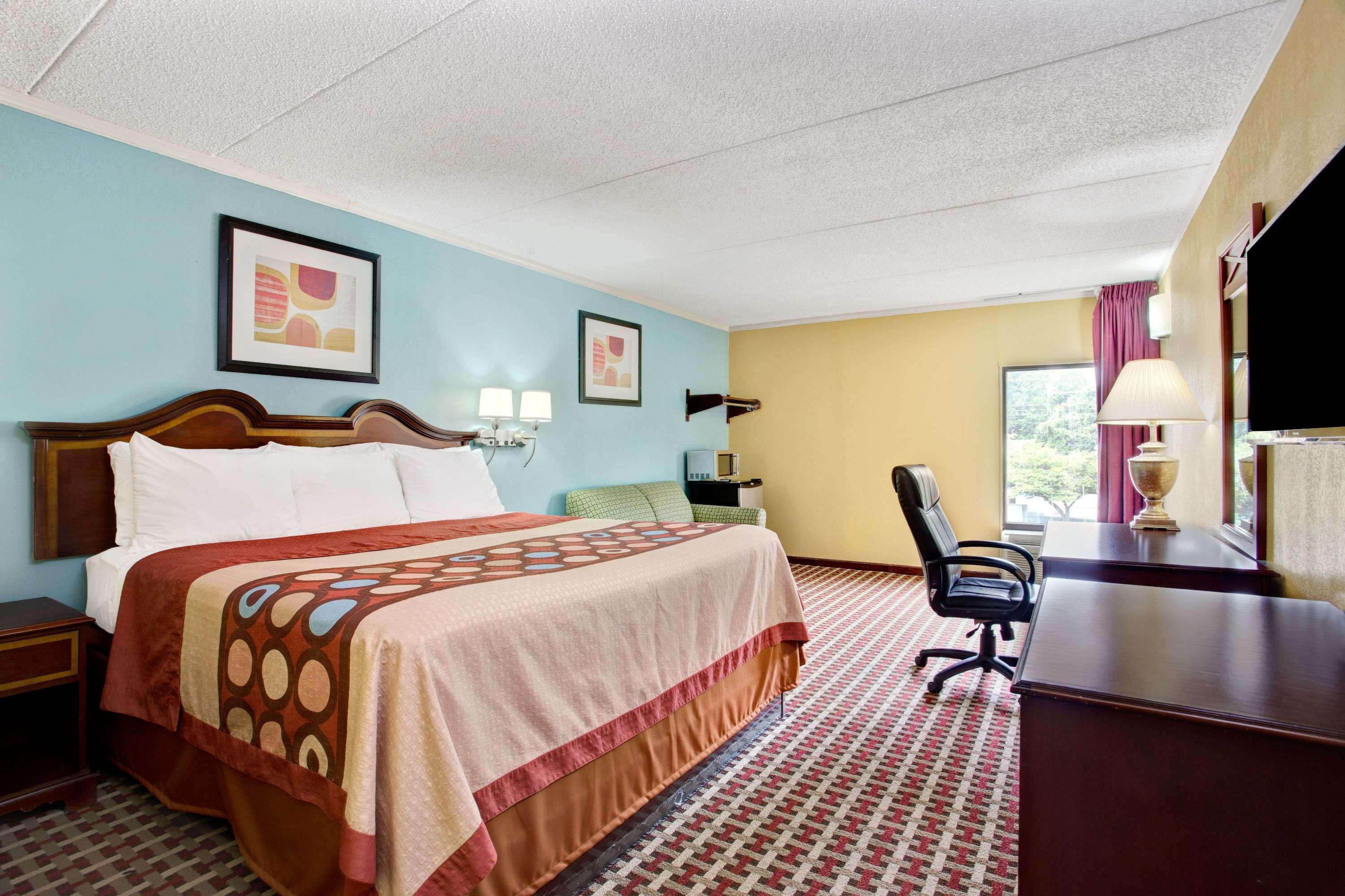 Super 8 Downtown 2*