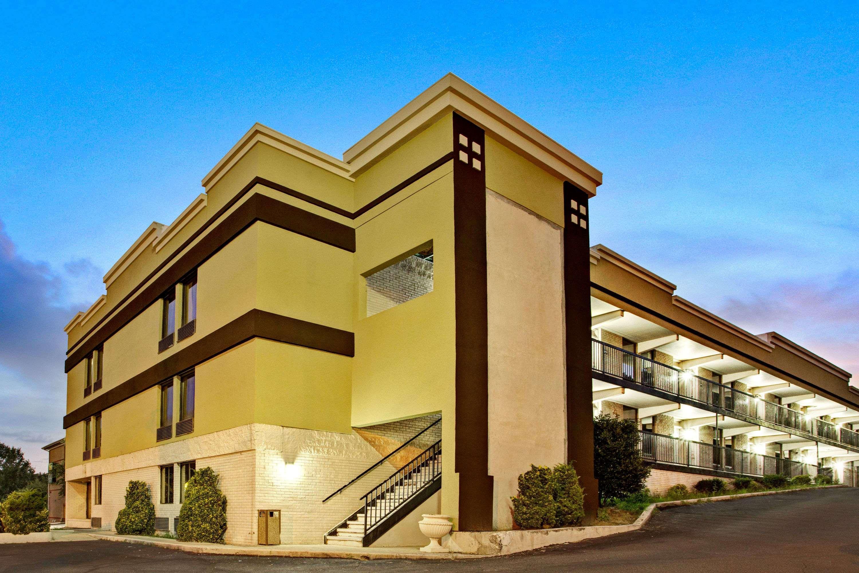 Super 8 Downtown Motel
