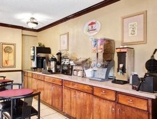 Super 8 Downtown Motel 2*