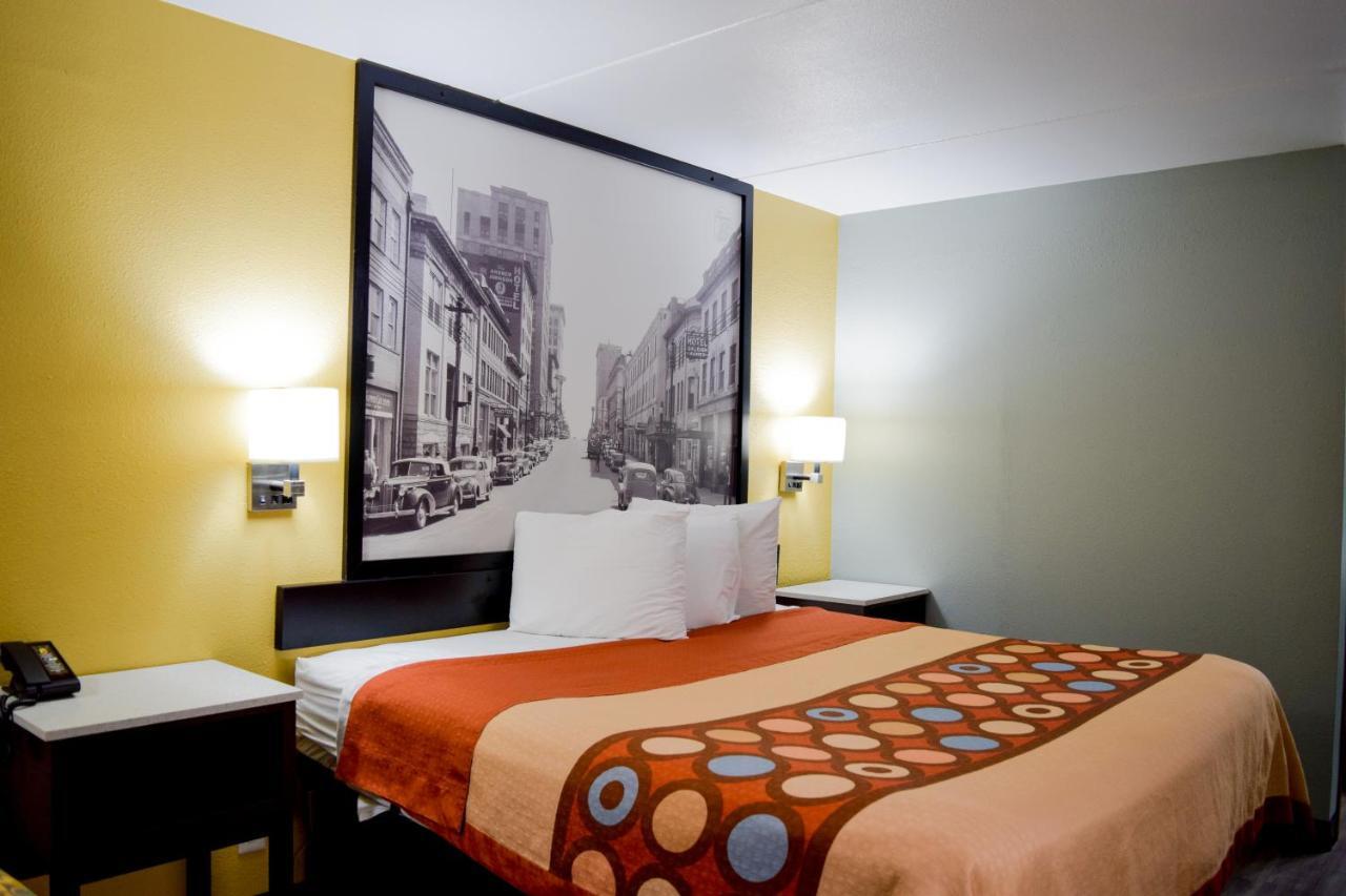 Super 8 Downtown 2*