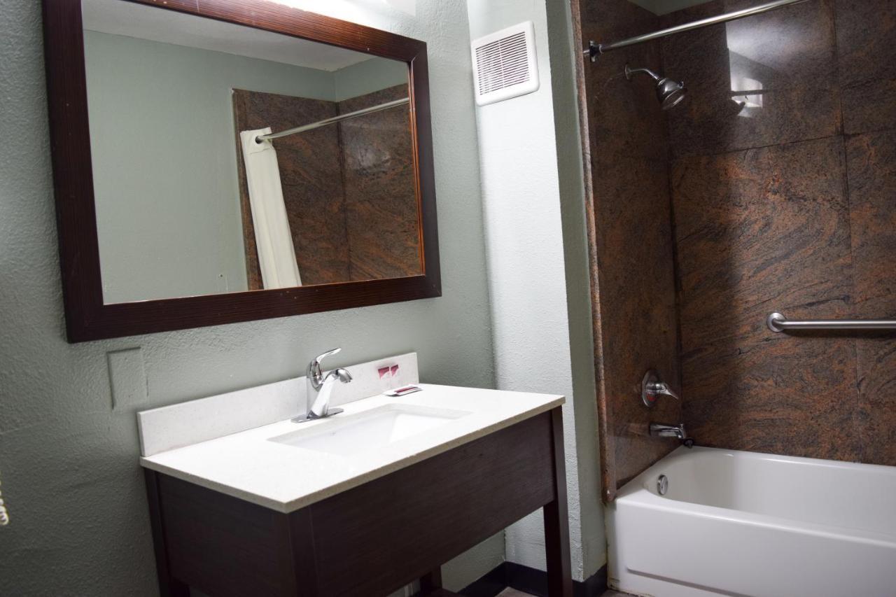 Super 8 Downtown Motel 2*